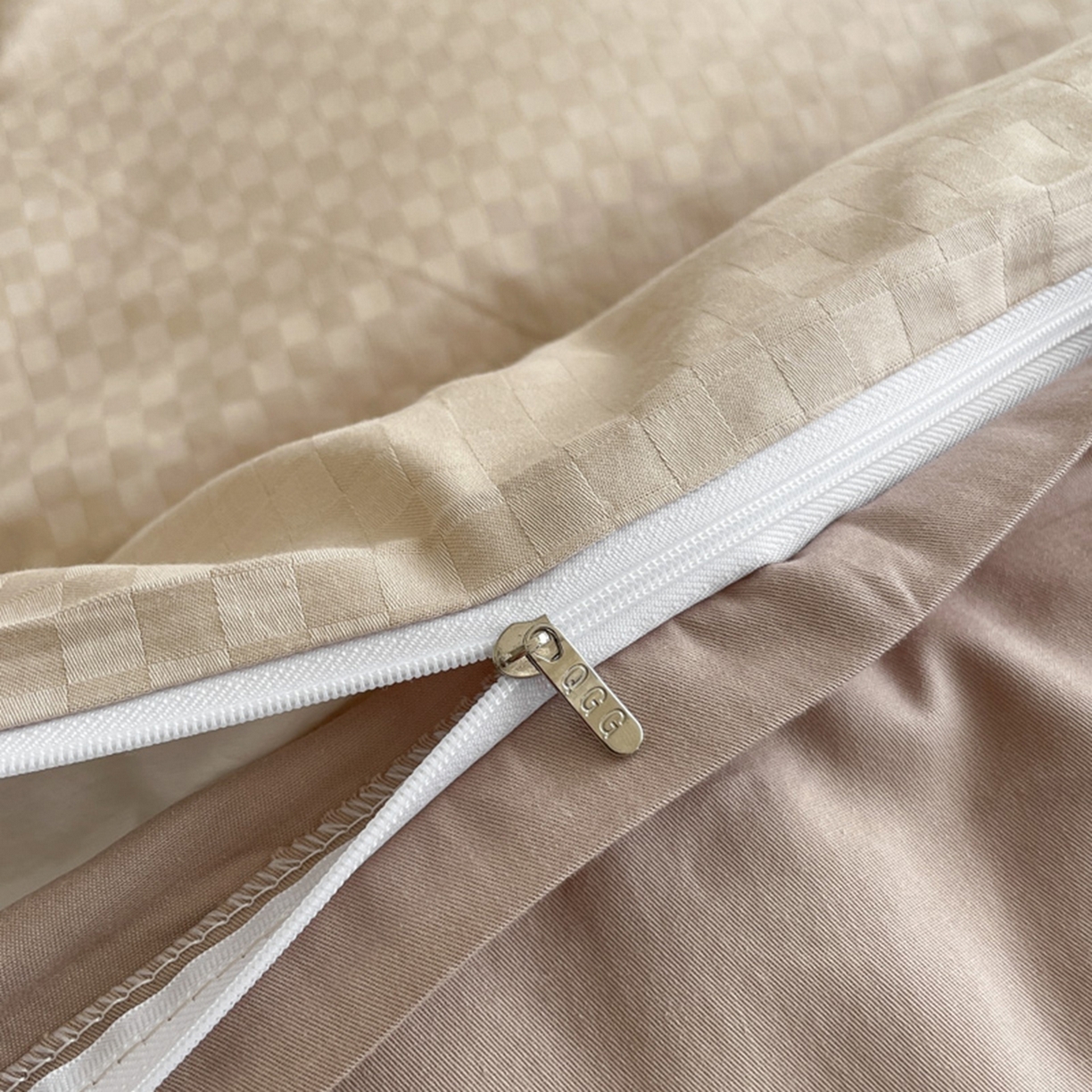 91家纺网 家纺一手货源 找家纺 琪格格纺织 2026新款轻奢长绒棉纯棉高级感提花方格单被套被套单件单品被套 杏仁+摩卡棕