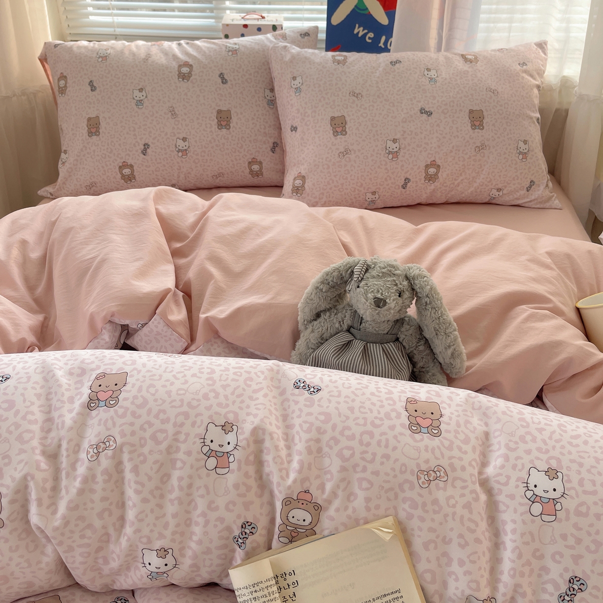 91家纺网 家纺一手货源 找家纺 耀悦家纺 2026新款古法仿棉云朵棉吊边床单童趣四件套-第一弹 爱心抱抱猫