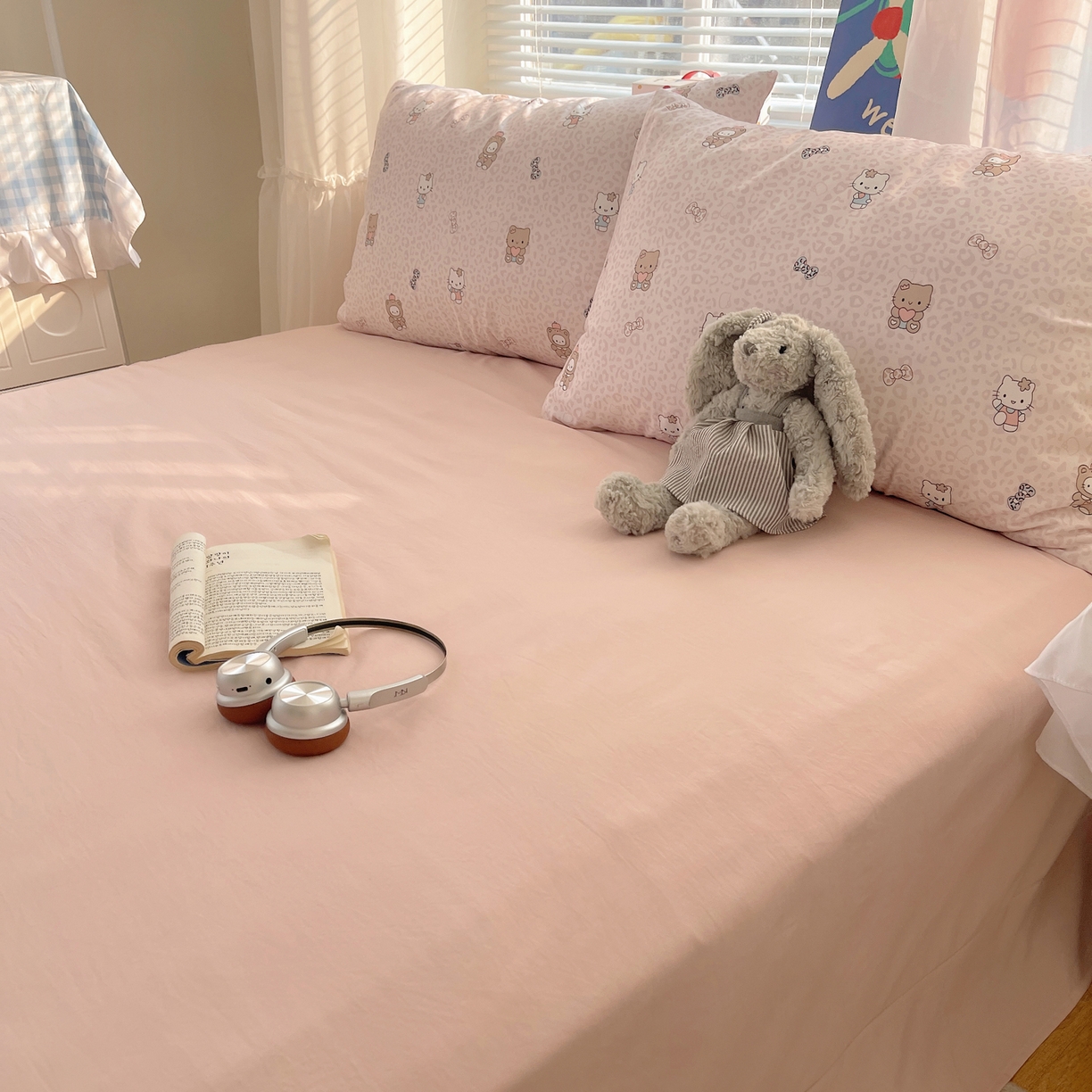 91家纺网 家纺一手货源 找家纺 耀悦家纺 2026新款古法仿棉云朵棉吊边床单童趣四件套-第一弹 爱心抱抱猫