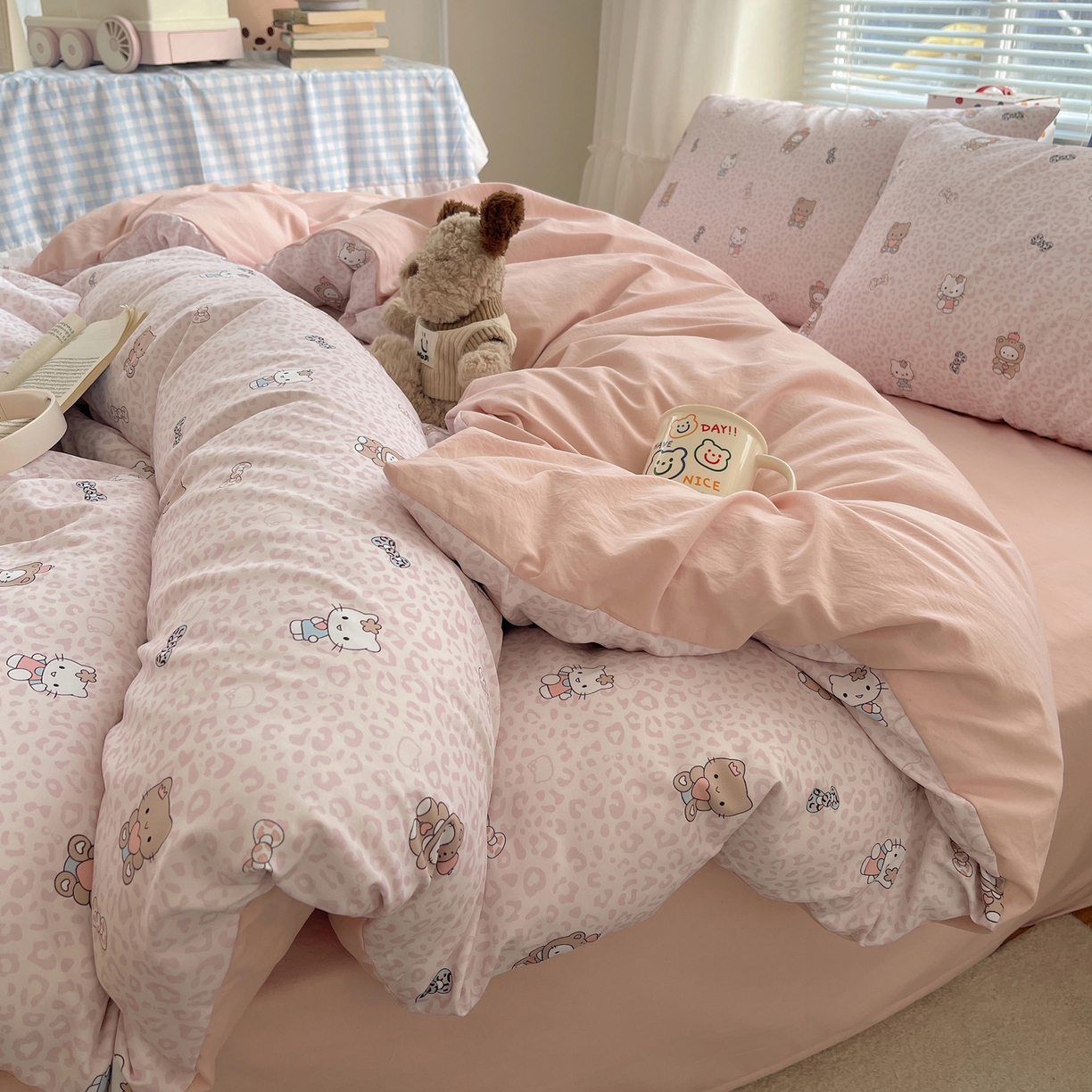 91家纺网 家纺一手货源 找家纺 耀悦家纺 2026新款古法仿棉云朵棉吊边床单童趣四件套-第一弹 爱心抱抱猫