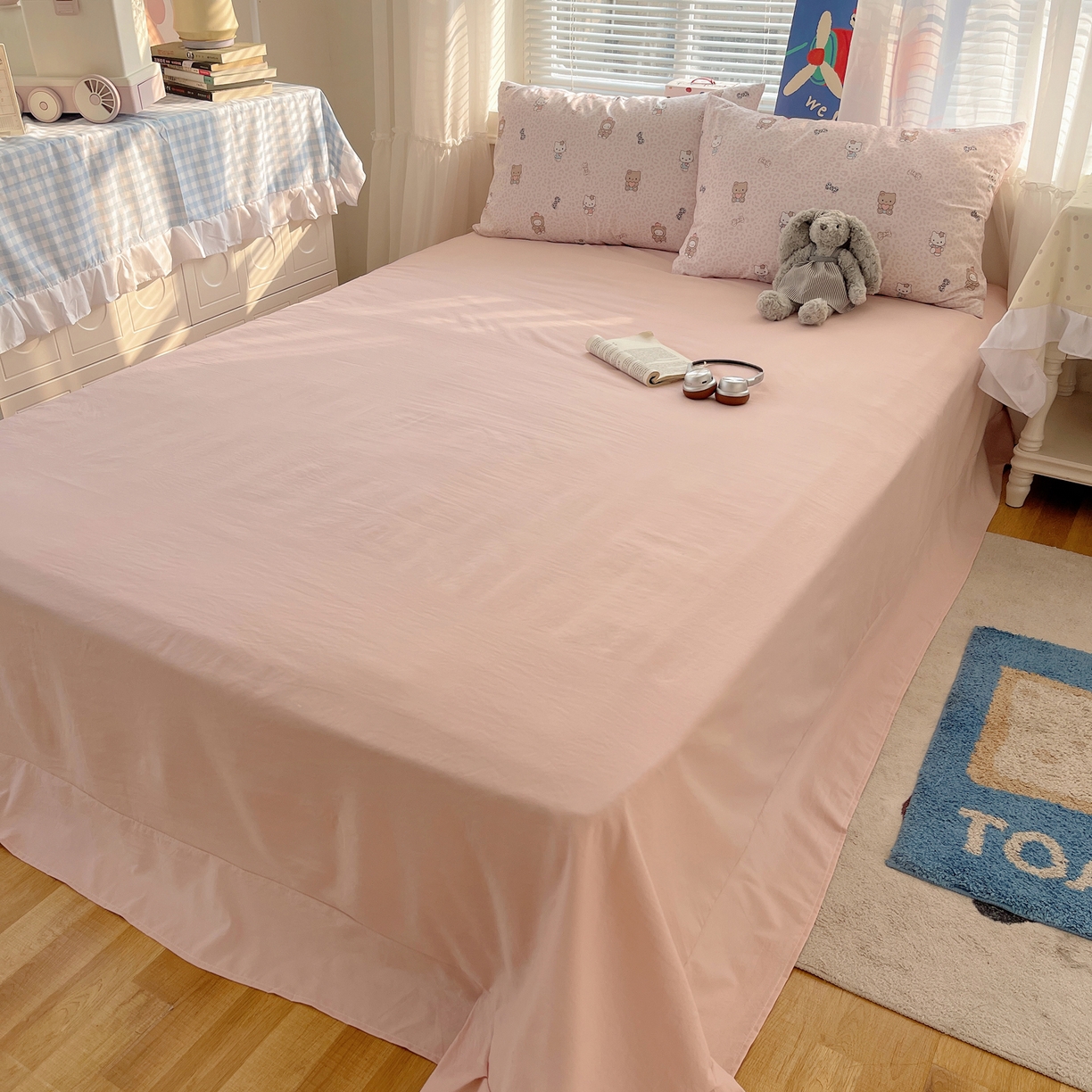 91家纺网 家纺一手货源 找家纺 耀悦家纺 2026新款古法仿棉云朵棉吊边床单童趣四件套-第一弹 爱心抱抱猫