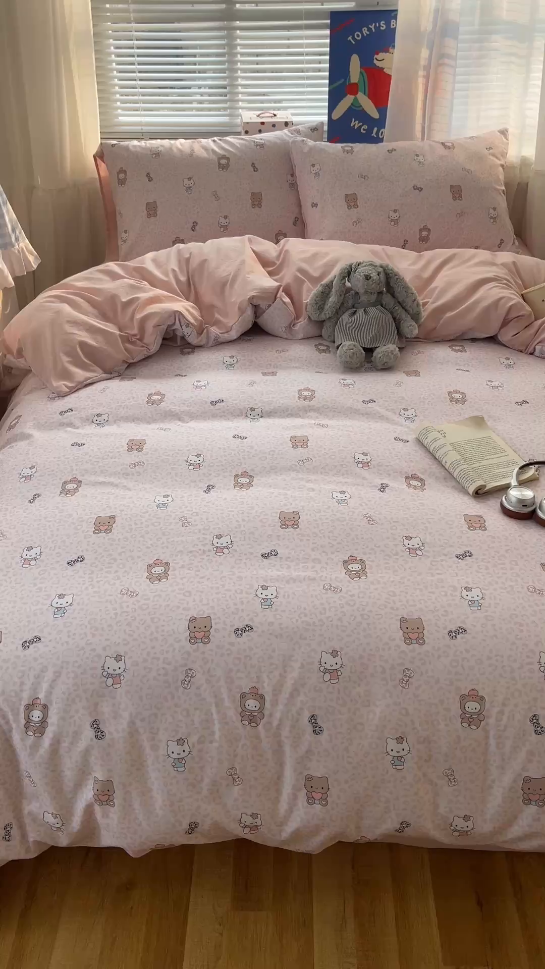 91家纺网 家纺一手货源 找家纺 耀悦家纺 2026新款古法仿棉云朵棉吊边床单童趣四件套-第一弹 爱心抱抱猫