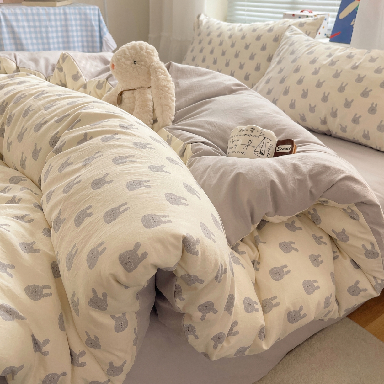 91家纺网 家纺一手货源 找家纺 耀悦家纺 2026新款古法仿棉云朵棉吊边床单童趣四件套-第一弹 兔梦泽