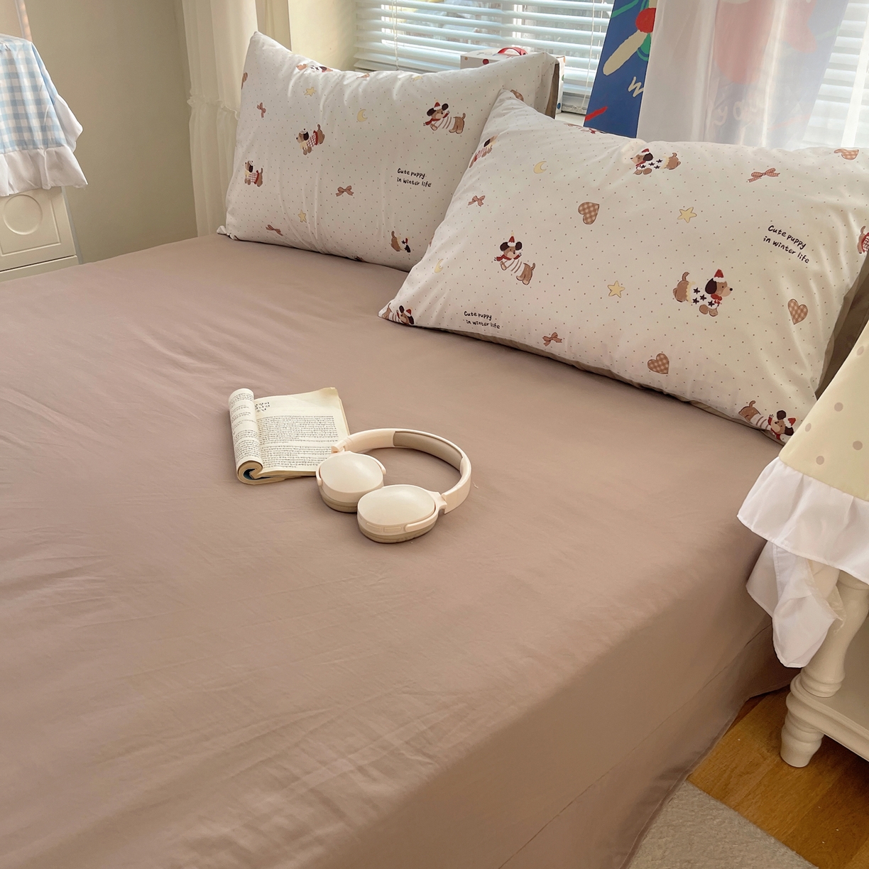 91家纺网 家纺一手货源 找家纺 耀悦家纺 2026新款古法仿棉云朵棉吊边床单童趣四件套-第一弹 星月波点腊肠狗