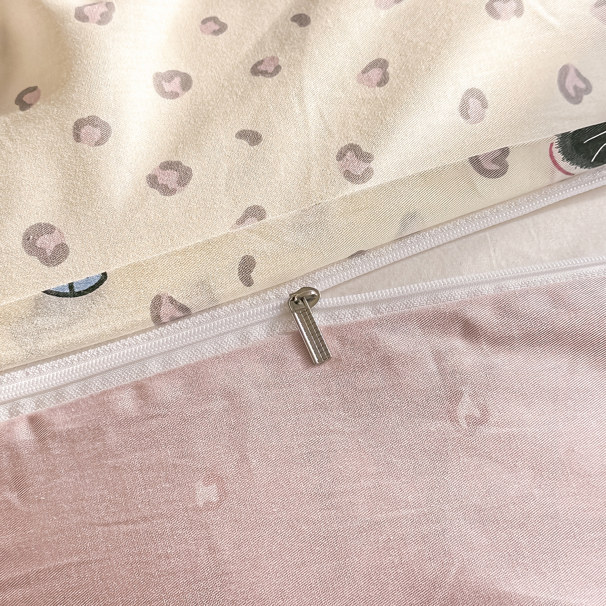 91家纺网 家纺一手货源 找家纺 颜选 2026新款全棉印花单被套 粉红顽皮猫