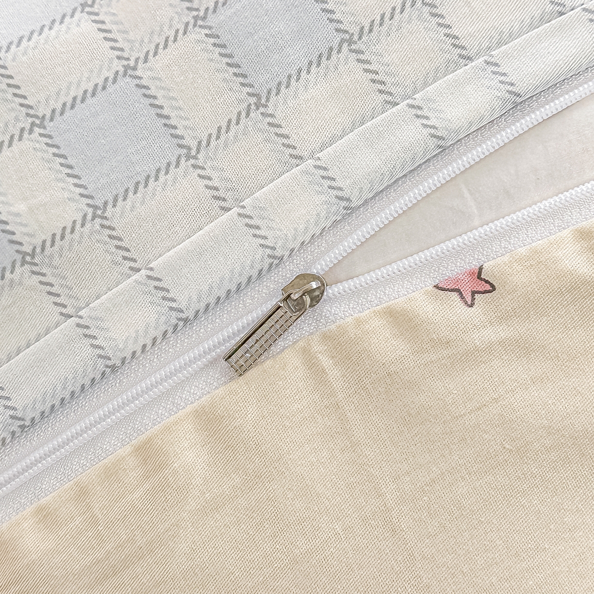 91家纺网 家纺一手货源 找家纺 颜选 2026新款全棉印花单被套 休闲格小狗