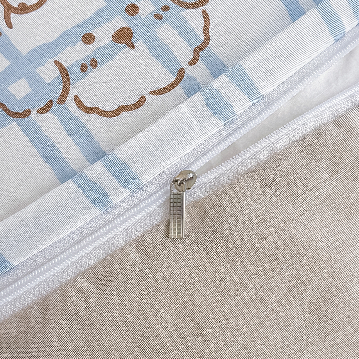 91家纺网 家纺一手货源 找家纺 颜选 2026新款全棉印花单被套 忧郁棕熊