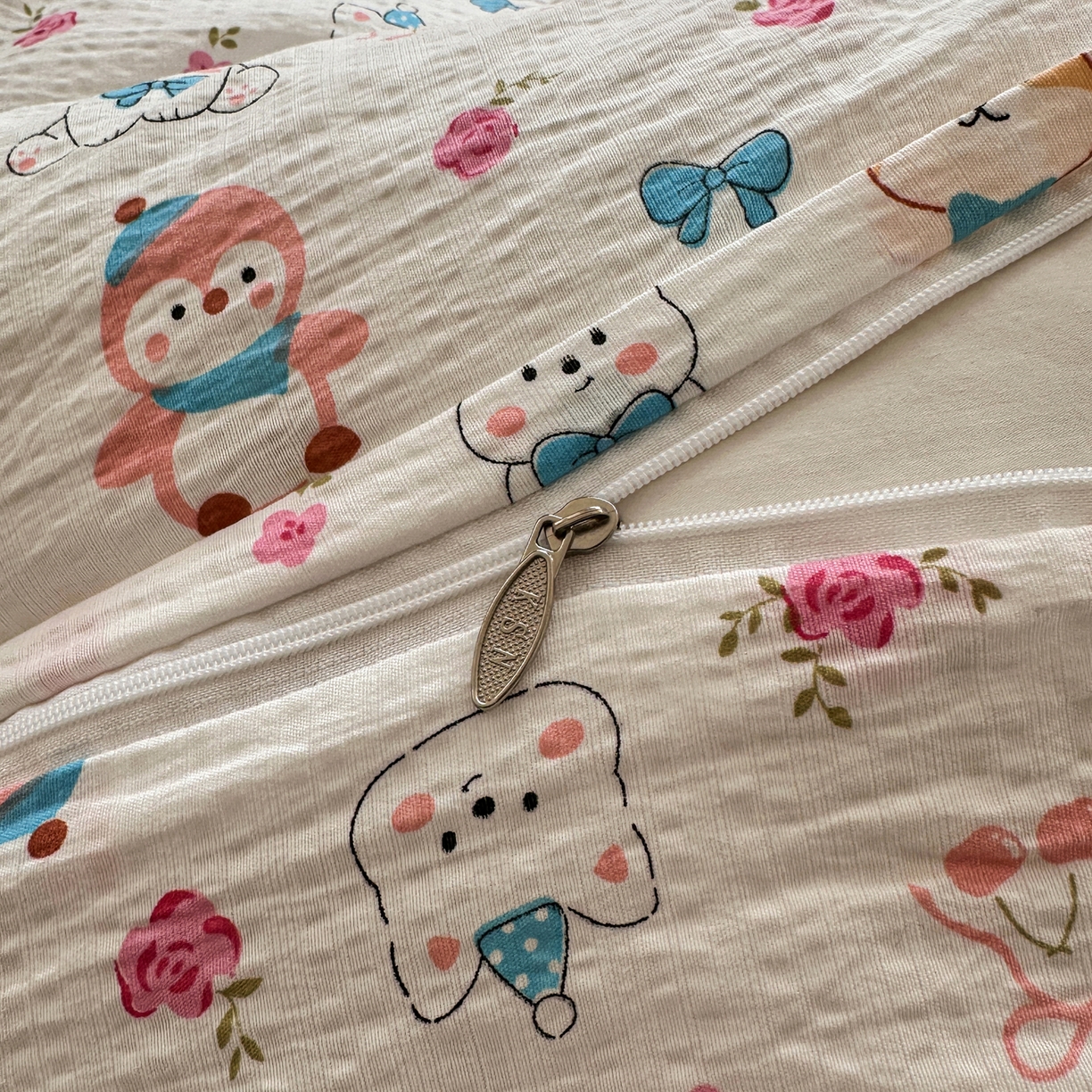 91家纺网 家纺一手货源 找家纺 卡斯诺家纺馆 2026新款皱皱棉双层纱四件套（下载文件包含买家秀） 萌趣花梦