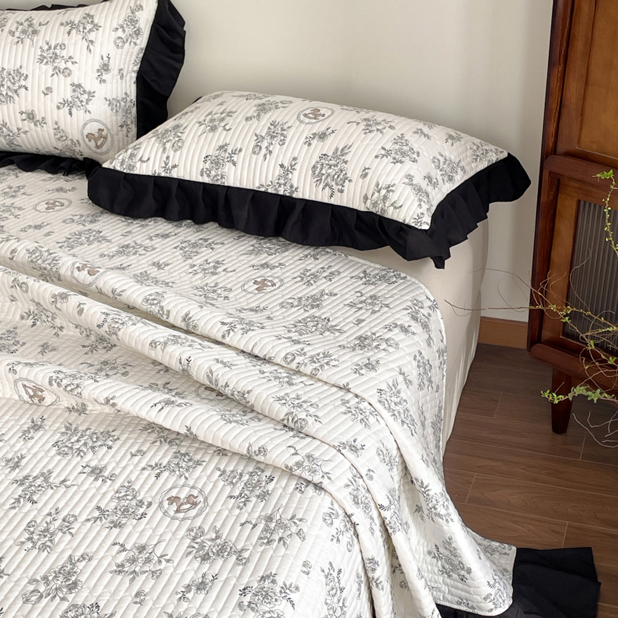 91家纺网 家纺一手货源 找家纺 慕澄家纺 2026新款高克重仿棉碎花床盖四件套 花间小马