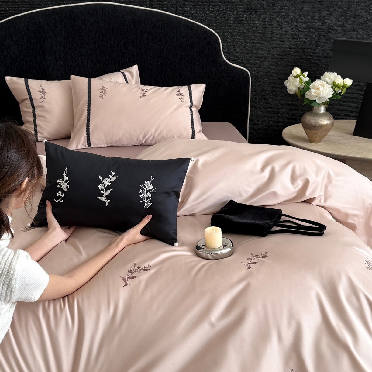 91家纺网 家纺一手货源 找家纺 鹿班家居 2026春夏新款100S长绒棉纯棉精密刺绣系列四件套-雾岛（标准会员-20元） 雾岛-奶茶色