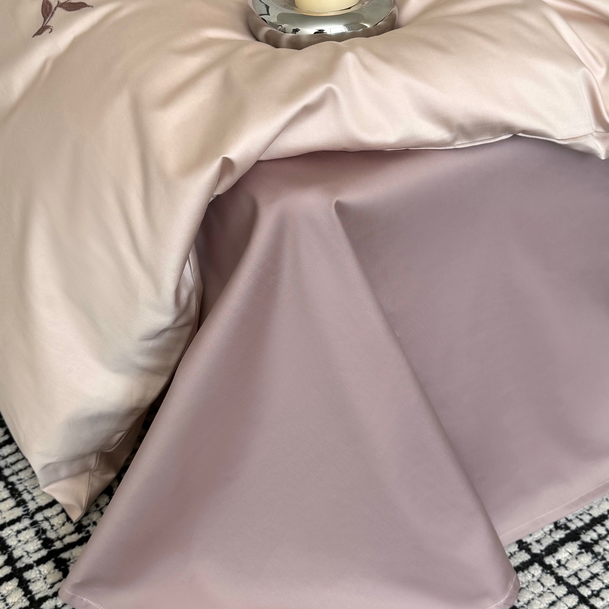 91家纺网 家纺一手货源 找家纺 鹿班家居 2026春夏新款100S长绒棉纯棉精密刺绣系列四件套-雾岛（标准会员-20元） 雾岛-奶茶色