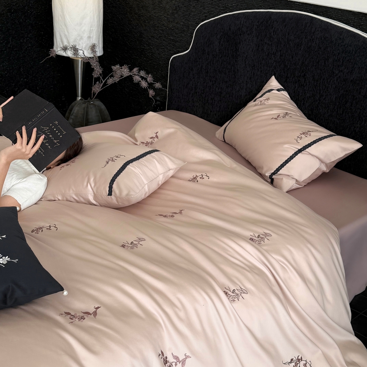 91家纺网 家纺一手货源 找家纺 鹿班家居 2026春夏新款100S长绒棉纯棉精密刺绣系列四件套-雾岛（标准会员-20元） 雾岛-奶茶色