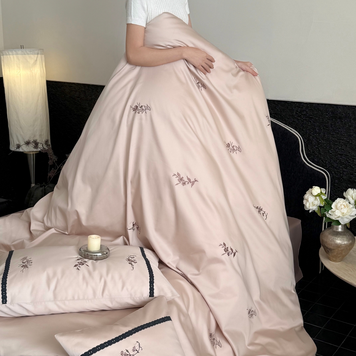 91家纺网 家纺一手货源 找家纺 鹿班家居 2026春夏新款100S长绒棉纯棉精密刺绣系列四件套-雾岛（标准会员-20元） 雾岛-奶茶色