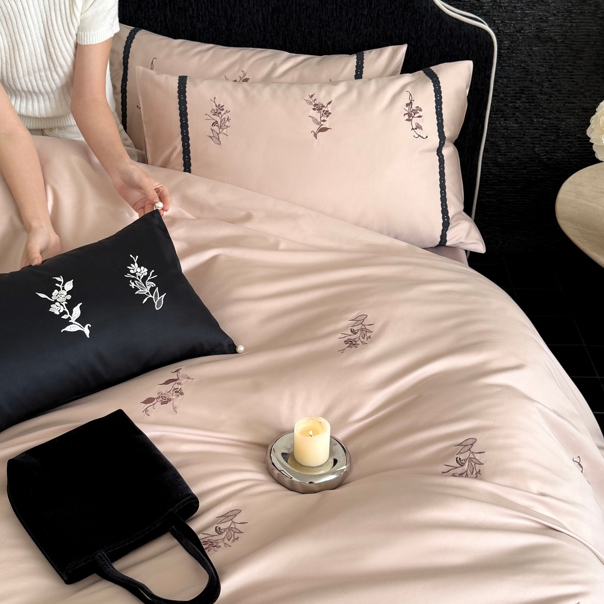 91家纺网 家纺一手货源 找家纺 鹿班家居 2026春夏新款100S长绒棉纯棉精密刺绣系列四件套-雾岛（标准会员-20元） 雾岛-奶茶色