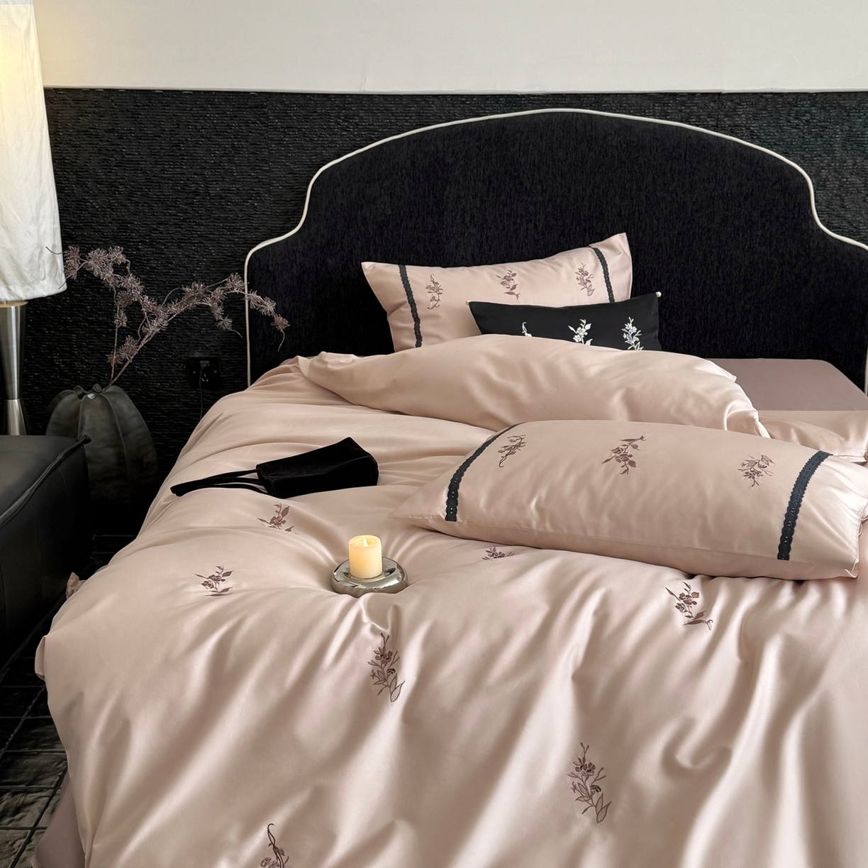 91家纺网 家纺一手货源 找家纺 鹿班家居 2026春夏新款100S长绒棉纯棉精密刺绣系列四件套-雾岛（标准会员-20元） 雾岛-奶茶色