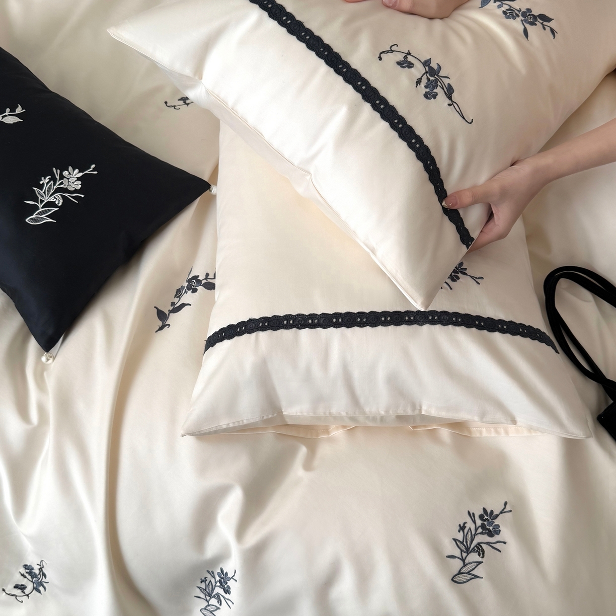 91家纺网 家纺一手货源 找家纺 鹿班家居 2026春夏新款100S长绒棉纯棉精密刺绣系列四件套-雾岛（标准会员-20元） 雾岛-白色