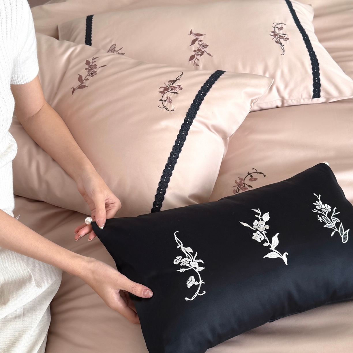 91家纺网 家纺一手货源 找家纺 鹿班家居 2026春夏新款100S长绒棉纯棉精密刺绣系列四件套-雾岛（标准会员-20元） 雾岛-奶茶色