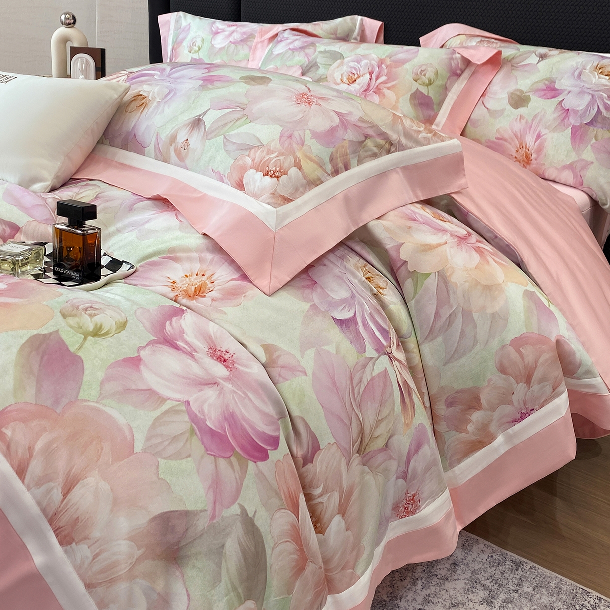 91家纺网 家纺一手货源 找家纺 （总）家居1号家纺 2026新款50双股长绒棉纯棉数码数码印花四件套-芬芳/浪蝶（券后价格不得低于：标准328元，加348元！会员优惠10元）