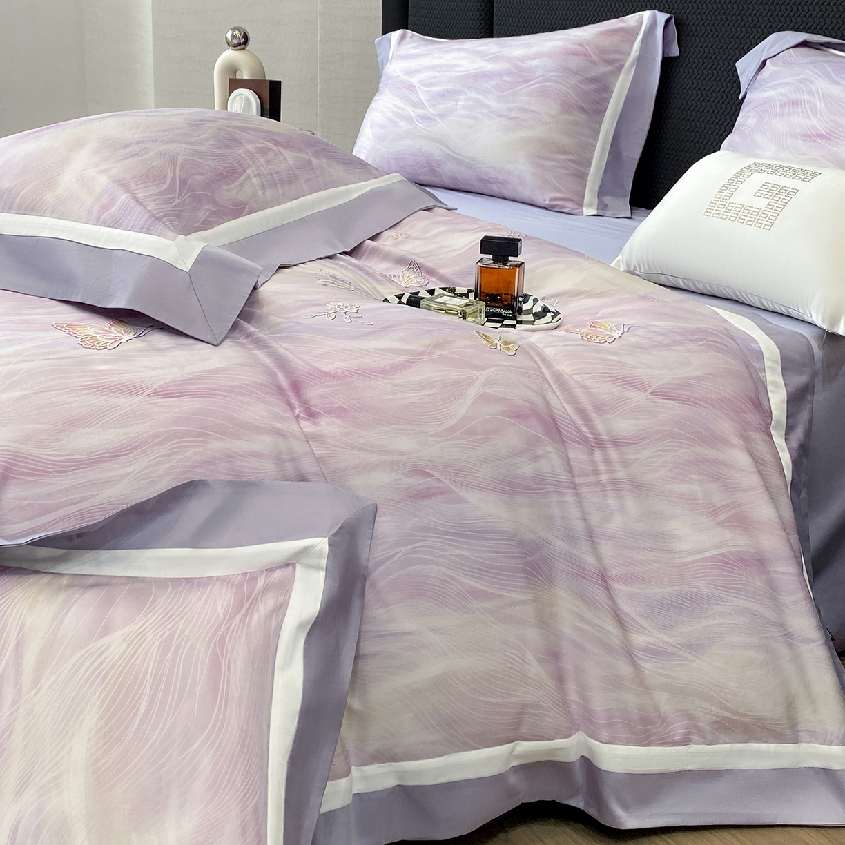 91家纺网 家纺一手货源 找家纺 家居1号家纺 2026新款50双股长绒棉纯棉数码数码印花四件套-芬芳/浪蝶（券后价格不得低于：标准328元，加348元！会员优惠10元） 浪蝶-紫