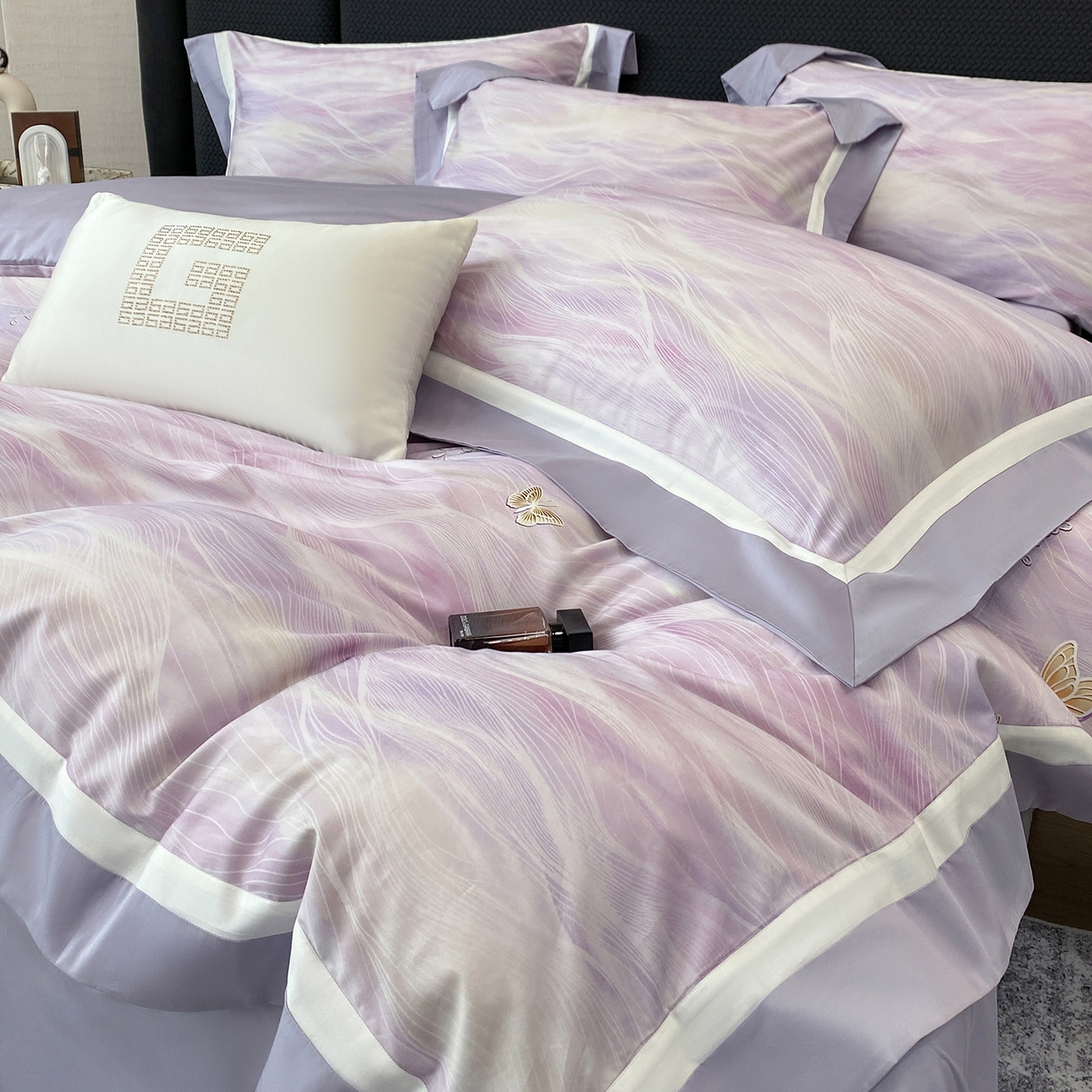 91家纺网 家纺一手货源 找家纺 家居1号家纺 2026新款50双股长绒棉纯棉数码数码印花四件套-芬芳/浪蝶（券后价格不得低于：标准328元，加348元！会员优惠10元） 浪蝶-紫