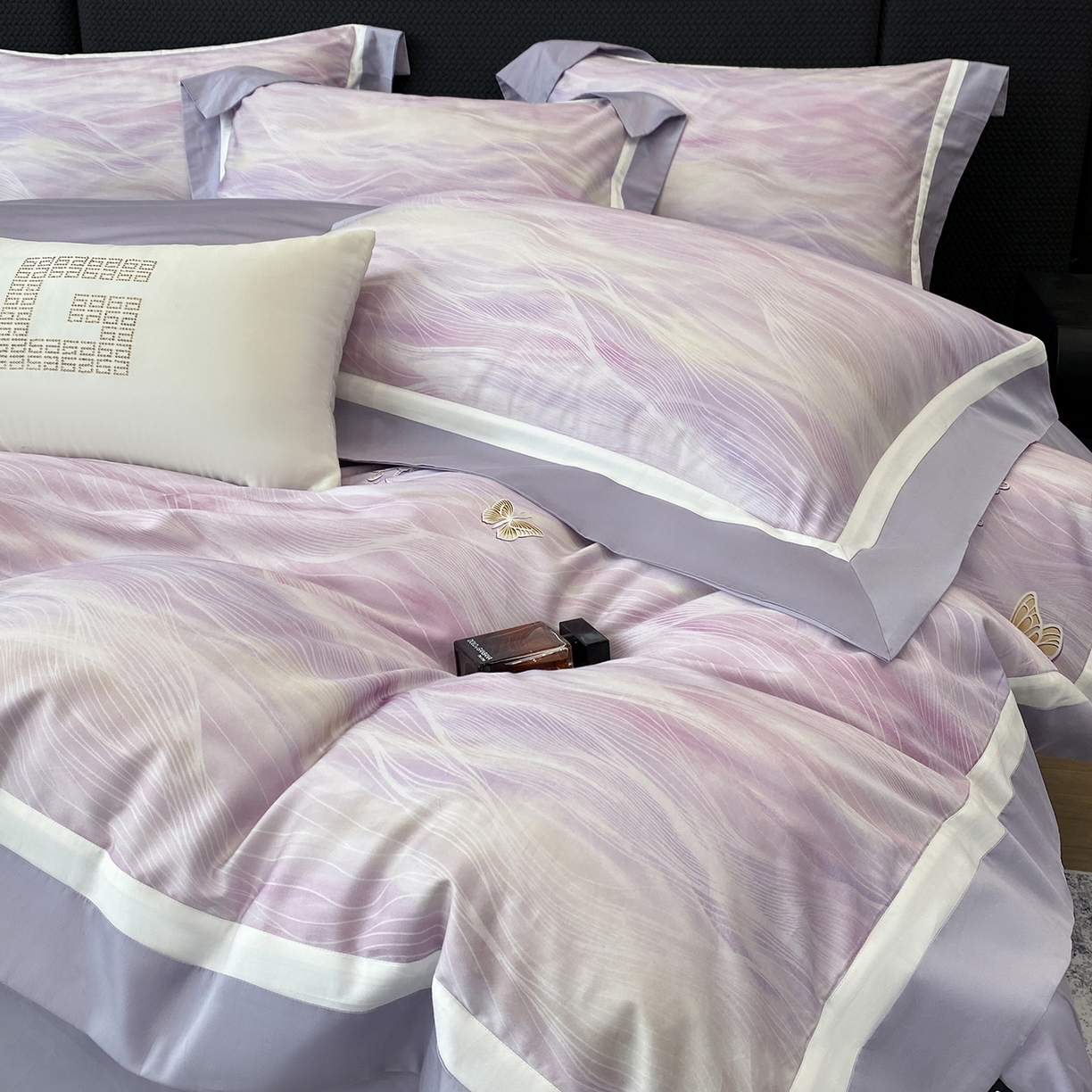 91家纺网 家纺一手货源 找家纺 家居1号家纺 2026新款50双股长绒棉纯棉数码数码印花四件套-芬芳/浪蝶（券后价格不得低于：标准328元，加348元！会员优惠10元） 浪蝶-紫