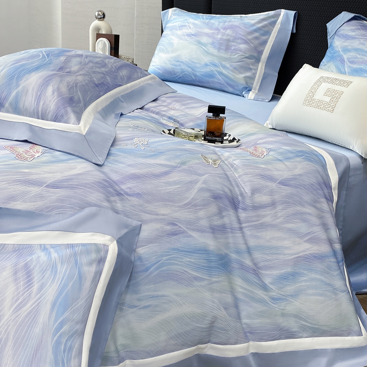 91家纺网 家纺一手货源 找家纺 家居1号家纺 2026新款50双股长绒棉纯棉数码数码印花四件套-芬芳/浪蝶（券后价格不得低于：标准328元，加348元！会员优惠10元） 浪蝶-蓝