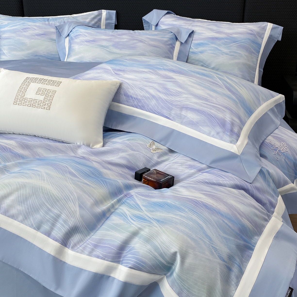 91家纺网 家纺一手货源 找家纺 家居1号家纺 2026新款50双股长绒棉纯棉数码数码印花四件套-芬芳/浪蝶（券后价格不得低于：标准328元，加348元！会员优惠10元） 浪蝶-蓝