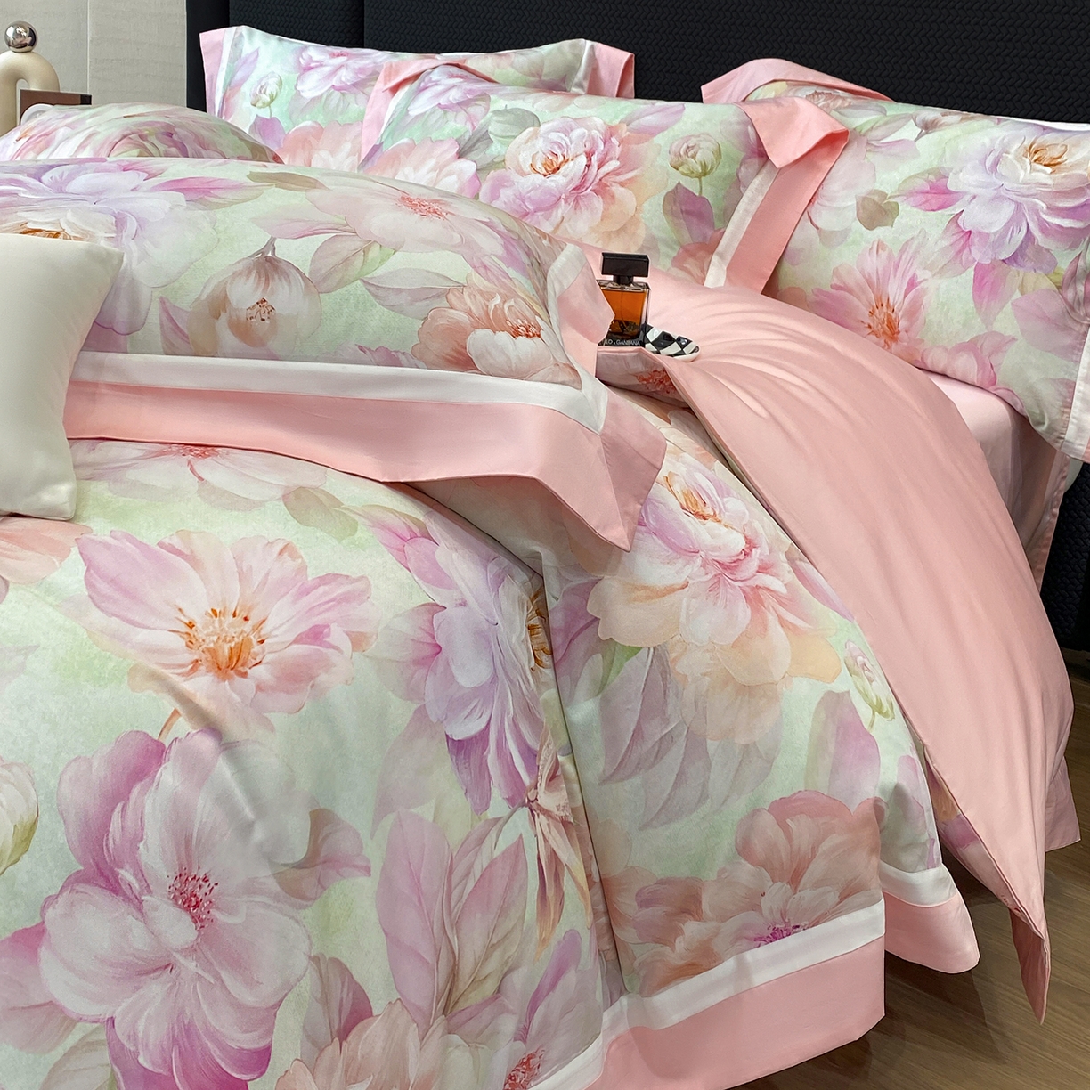 91家纺网 家纺一手货源 找家纺 家居1号家纺 2026新款50双股长绒棉纯棉数码数码印花四件套-芬芳/浪蝶（券后价格不得低于：标准328元，加348元！会员优惠10元） 芬芳-粉