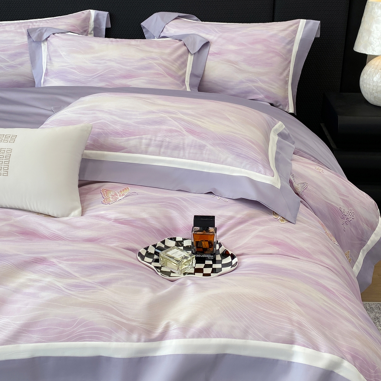 91家纺网 家纺一手货源 找家纺 家居1号家纺 2026新款50双股长绒棉纯棉数码数码印花四件套-芬芳/浪蝶（券后价格不得低于：标准328元，加348元！会员优惠10元） 浪蝶-紫