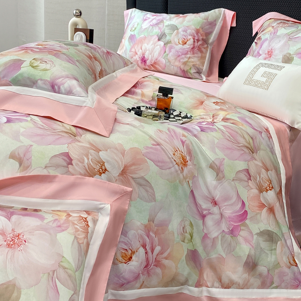 91家纺网 家纺一手货源 找家纺 家居1号家纺 2026新款50双股长绒棉纯棉数码数码印花四件套-芬芳/浪蝶（券后价格不得低于：标准328元，加348元！会员优惠10元） 芬芳-粉