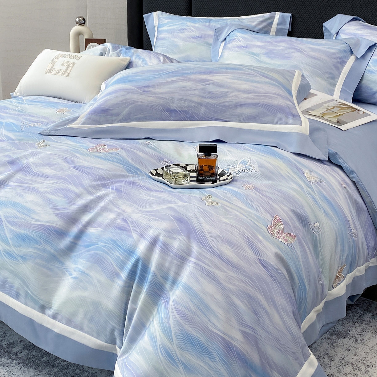 91家纺网 家纺一手货源 找家纺 家居1号家纺 2026新款50双股长绒棉纯棉数码数码印花四件套-芬芳/浪蝶（券后价格不得低于：标准328元，加348元！会员优惠10元） 浪蝶-蓝