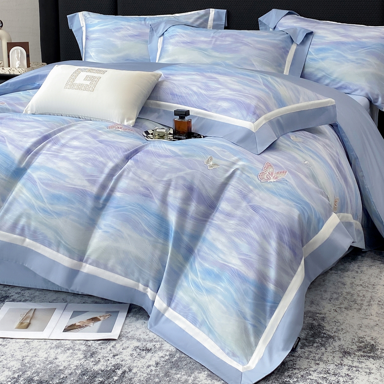 91家纺网 家纺一手货源 找家纺 家居1号家纺 2026新款50双股长绒棉纯棉数码数码印花四件套-芬芳/浪蝶（券后价格不得低于：标准328元，加348元！会员优惠10元） 浪蝶-蓝