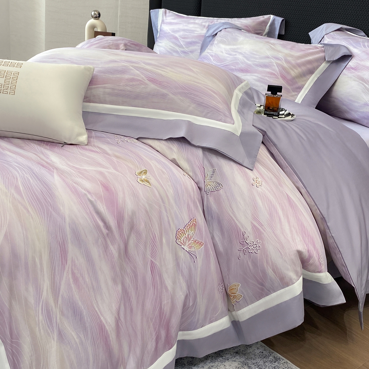 91家纺网 家纺一手货源 找家纺 家居1号家纺 2026新款50双股长绒棉纯棉数码数码印花四件套-芬芳/浪蝶（券后价格不得低于：标准328元，加348元！会员优惠10元） 浪蝶-紫