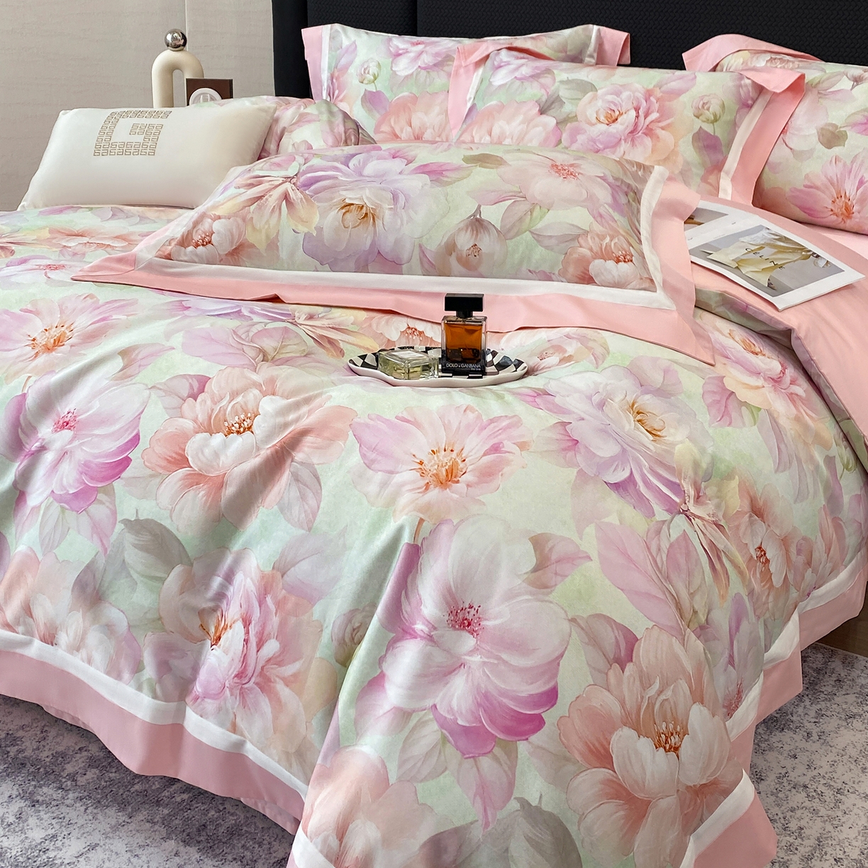 91家纺网 家纺一手货源 找家纺 家居1号家纺 2026新款50双股长绒棉纯棉数码数码印花四件套-芬芳/浪蝶（券后价格不得低于：标准328元，加348元！会员优惠10元） 芬芳-粉