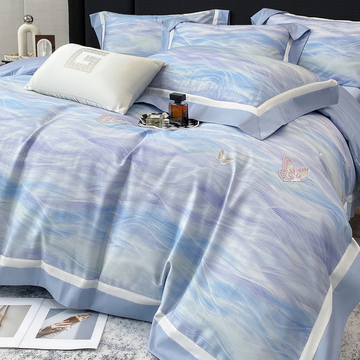 91家纺网 家纺一手货源 找家纺 家居1号家纺 2026新款50双股长绒棉纯棉数码数码印花四件套-芬芳/浪蝶（券后价格不得低于：标准328元，加348元！会员优惠10元） 浪蝶-蓝