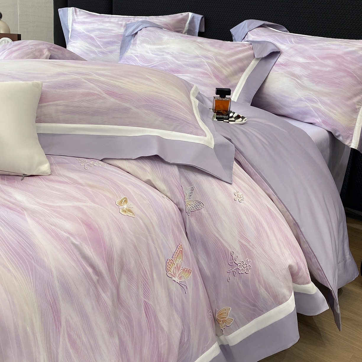 91家纺网 家纺一手货源 找家纺 家居1号家纺 2026新款50双股长绒棉纯棉数码数码印花四件套-芬芳/浪蝶（券后价格不得低于：标准328元，加348元！会员优惠10元） 浪蝶-紫