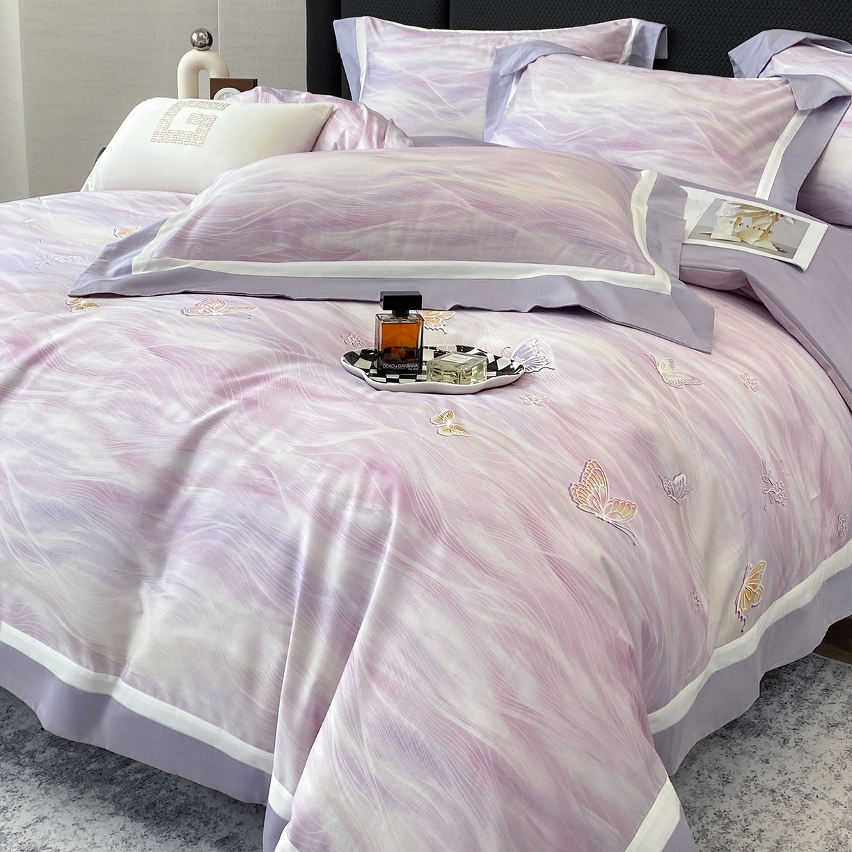 91家纺网 家纺一手货源 找家纺 家居1号家纺 2026新款50双股长绒棉纯棉数码数码印花四件套-芬芳/浪蝶（券后价格不得低于：标准328元，加348元！会员优惠10元） 浪蝶-紫