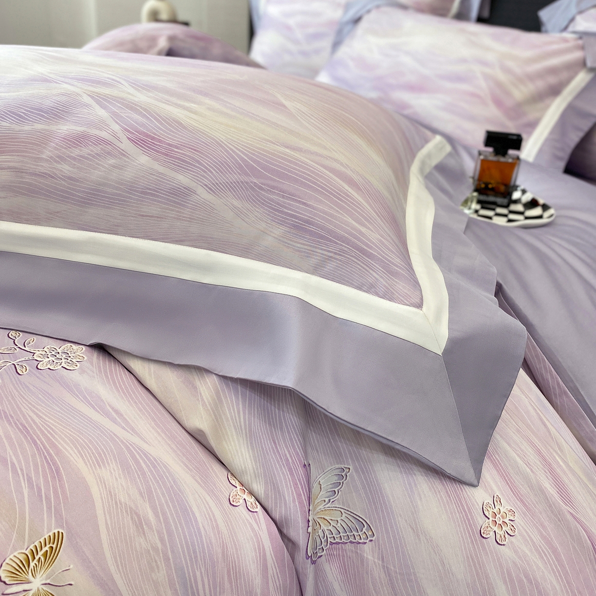 91家纺网 家纺一手货源 找家纺 家居1号家纺 2026新款50双股长绒棉纯棉数码数码印花四件套-芬芳/浪蝶（券后价格不得低于：标准328元，加348元！会员优惠10元） 浪蝶-紫