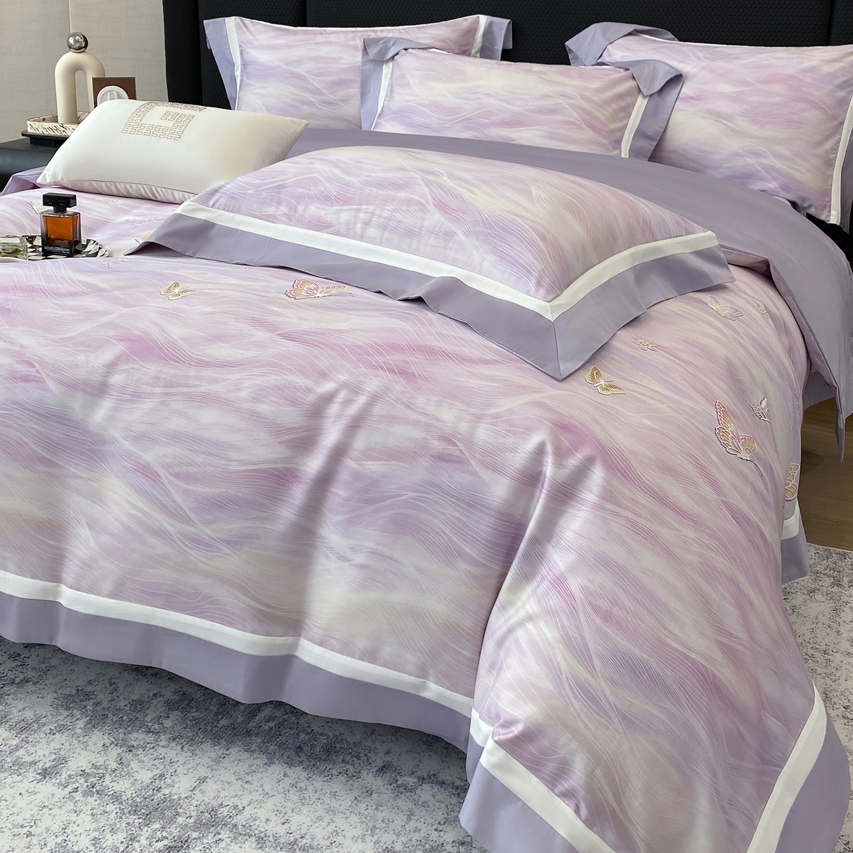 91家纺网 家纺一手货源 找家纺 家居1号家纺 2026新款50双股长绒棉纯棉数码数码印花四件套-芬芳/浪蝶（券后价格不得低于：标准328元，加348元！会员优惠10元） 浪蝶-紫