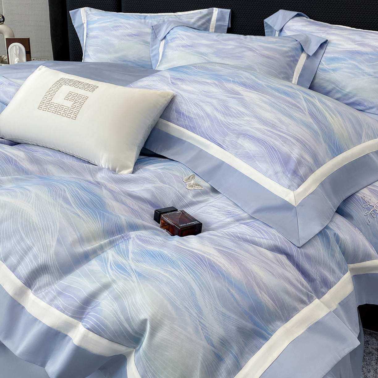 91家纺网 家纺一手货源 找家纺 家居1号家纺 2026新款50双股长绒棉纯棉数码数码印花四件套-芬芳/浪蝶（券后价格不得低于：标准328元，加348元！会员优惠10元） 浪蝶-蓝