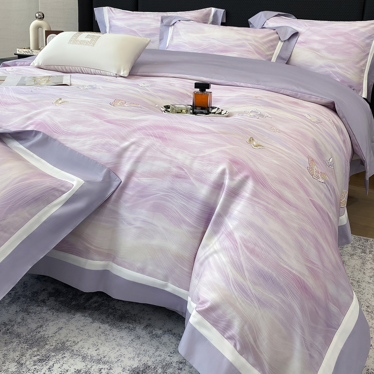 91家纺网 家纺一手货源 找家纺 家居1号家纺 2026新款50双股长绒棉纯棉数码数码印花四件套-芬芳/浪蝶（券后价格不得低于：标准328元，加348元！会员优惠10元） 浪蝶-紫