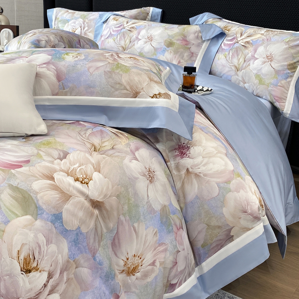 91家纺网 家纺一手货源 找家纺 家居1号家纺 2026新款50双股长绒棉纯棉数码数码印花四件套-芬芳/浪蝶（券后价格不得低于：标准328元，加348元！会员优惠10元） 芬芳-蓝