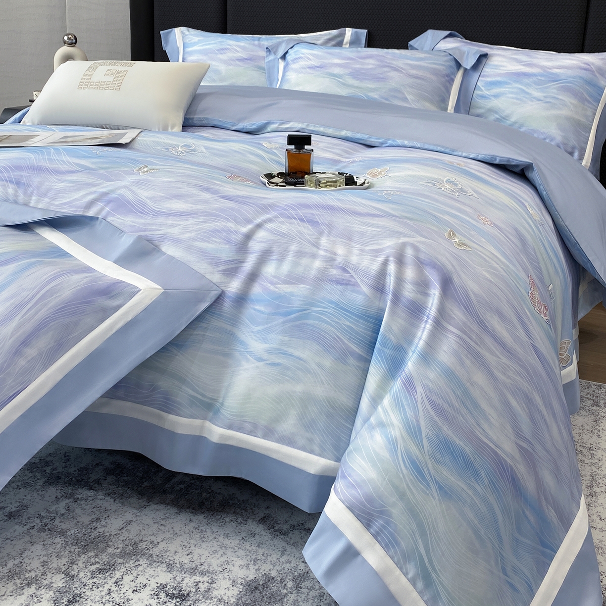 91家纺网 家纺一手货源 找家纺 家居1号家纺 2026新款50双股长绒棉纯棉数码数码印花四件套-芬芳/浪蝶（券后价格不得低于：标准328元，加348元！会员优惠10元） 浪蝶-蓝