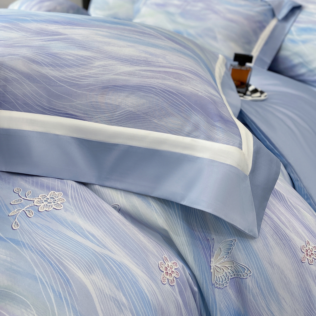 91家纺网 家纺一手货源 找家纺 家居1号家纺 2026新款50双股长绒棉纯棉数码数码印花四件套-芬芳/浪蝶（券后价格不得低于：标准328元，加348元！会员优惠10元） 浪蝶-蓝