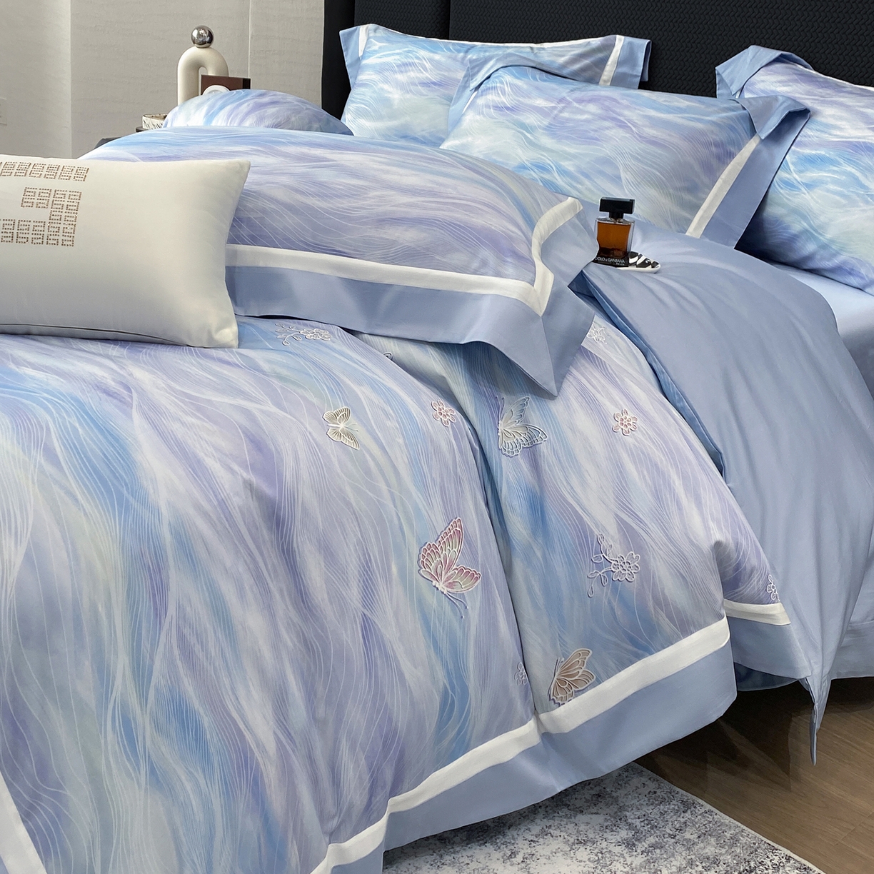 91家纺网 家纺一手货源 找家纺 家居1号家纺 2026新款50双股长绒棉纯棉数码数码印花四件套-芬芳/浪蝶（券后价格不得低于：标准328元，加348元！会员优惠10元） 浪蝶-蓝