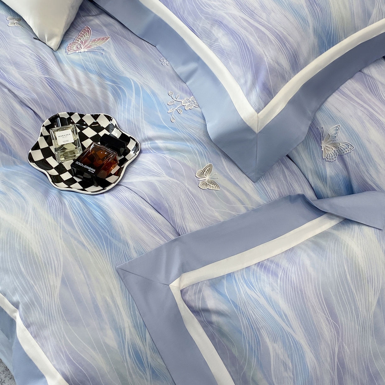 91家纺网 家纺一手货源 找家纺 家居1号家纺 2026新款50双股长绒棉纯棉数码数码印花四件套-芬芳/浪蝶（券后价格不得低于：标准328元，加348元！会员优惠10元） 浪蝶-蓝