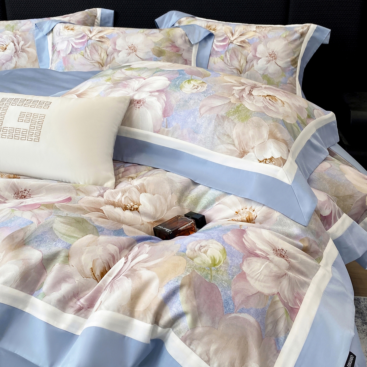 91家纺网 家纺一手货源 找家纺 家居1号家纺 2026新款50双股长绒棉纯棉数码数码印花四件套-芬芳/浪蝶（券后价格不得低于：标准328元，加348元！会员优惠10元） 芬芳-蓝