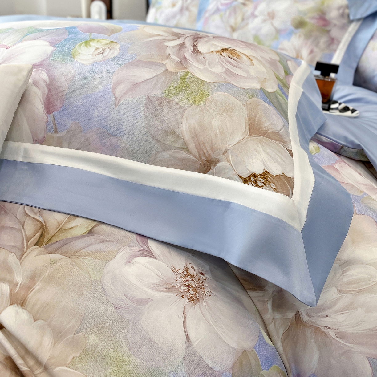 91家纺网 家纺一手货源 找家纺 家居1号家纺 2026新款50双股长绒棉纯棉数码数码印花四件套-芬芳/浪蝶（券后价格不得低于：标准328元，加348元！会员优惠10元） 芬芳-蓝