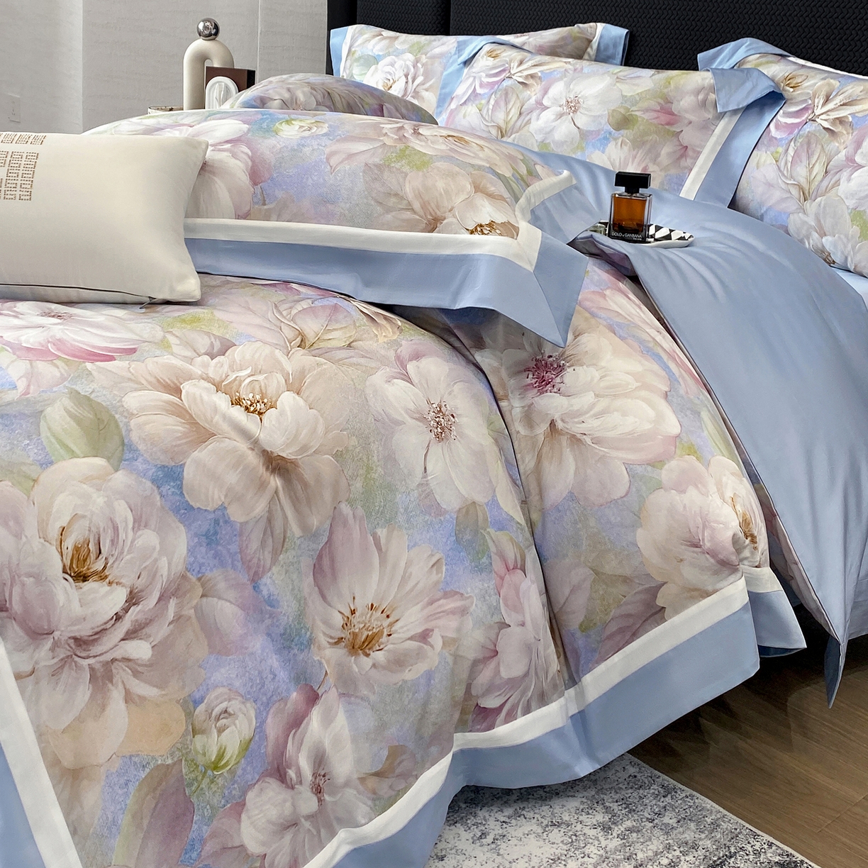 91家纺网 家纺一手货源 找家纺 家居1号家纺 2026新款50双股长绒棉纯棉数码数码印花四件套-芬芳/浪蝶（券后价格不得低于：标准328元，加348元！会员优惠10元） 芬芳-蓝