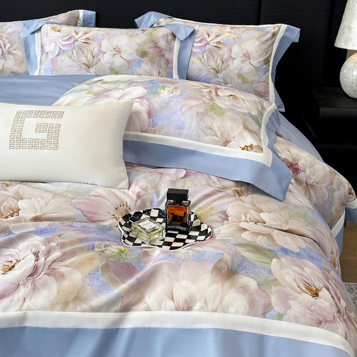 91家纺网 家纺一手货源 找家纺 家居1号家纺 2026新款50双股长绒棉纯棉数码数码印花四件套-芬芳/浪蝶（券后价格不得低于：标准328元，加348元！会员优惠10元） 芬芳-蓝